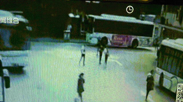 公交车太丫花花了 小孩没妈了