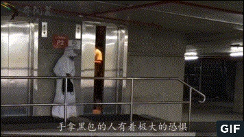 外国小伙假扮阿拉伯人往电梯里扔炸弹